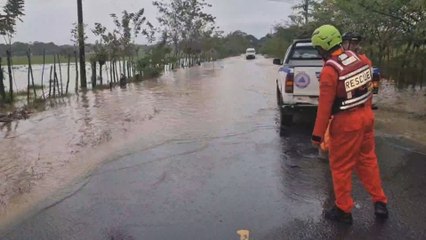 Crecida del río David mantiene en alerta a familias que permanecen en zonas vulnerables