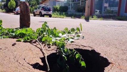 Cratera se forma em cruzamento e preocupa moradores do Jardim Presidente