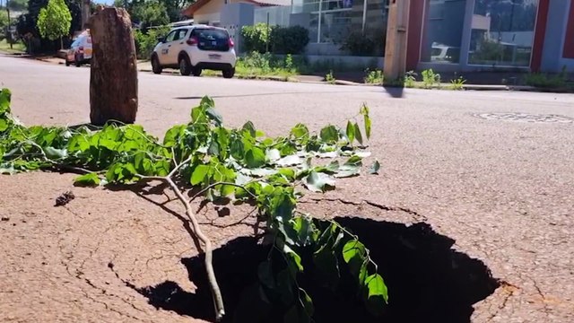 Cratera se forma em cruzamento e preocupa moradores do Jardim Presidente