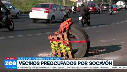 Preocupados por formación de socavón, vecinos colocan señalamiento con llantas