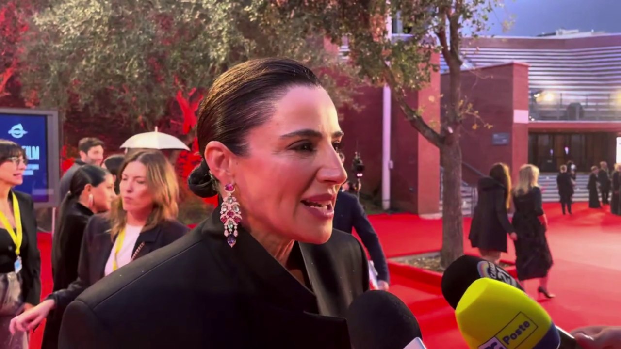 Le star sul red carpet all'Auditorium: dalla «preside» Luisa Ranieri al cilindro da viaggio di Rino Gaetano, poi Capotondi e Del Bufalo