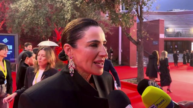 Le star sul red carpet all'Auditorium: dalla «preside» Luisa Ranieri al cilindro da viaggio di Rino Gaetano, poi Capotondi e Del Bufalo