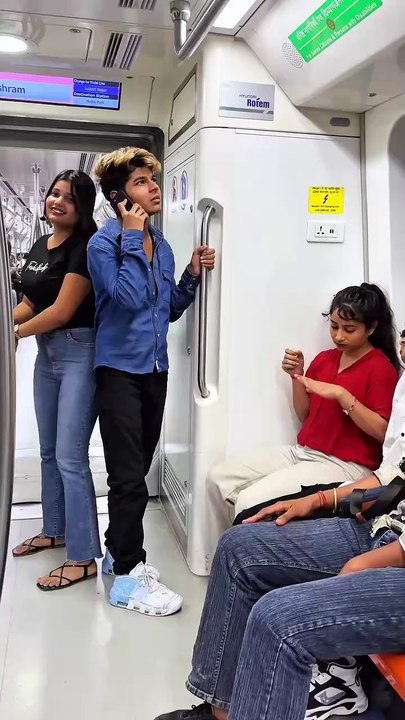 ladakee kee god 0 mein baitha diyaathaai Sitting on girl's lap