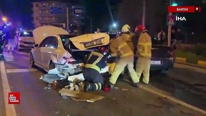 Bursa’da kırmızı ışıkta bekleyen araca çarptı