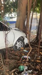 Parte frontal do carro ficou destruída em acidente que derrubou mureta no Farol
