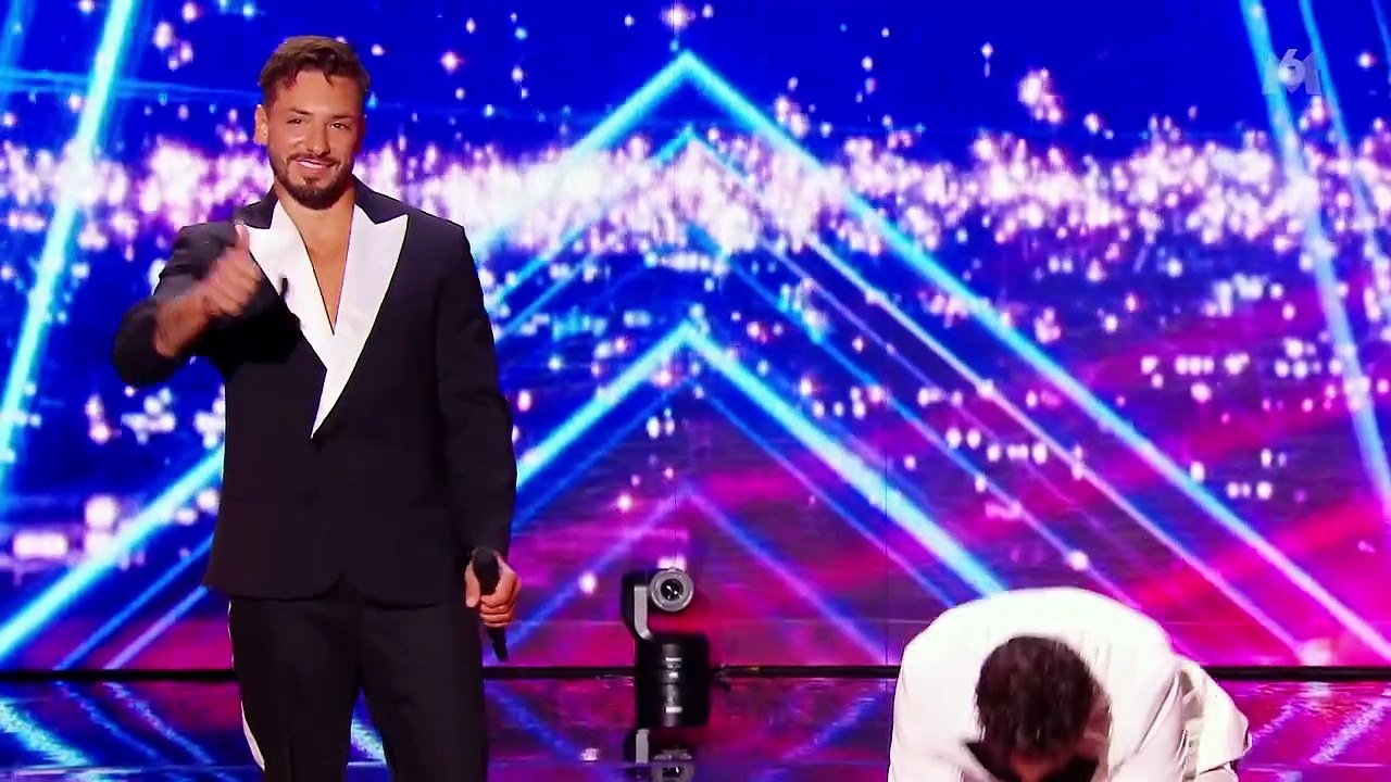 VOICI - "Rendez-vous en demi-finale" : Karine Le Marchand active le golden buzzer de La France a un incroyable talent pour deux frères bien connus du programme