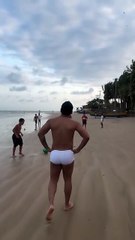 De sunga branca, Lucas Guimarães exibe físico sarado na praia