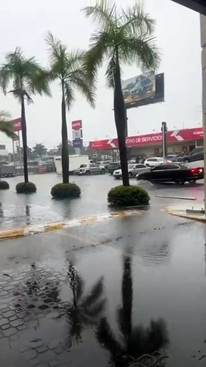 Inundaciones y fuerte congestión vehicular por lluvias asociadas a la tormenta Melissa