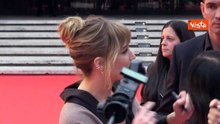 Jennifer Lawrence accolta dai fan sul red carpet della mostra del Cinema di Roma