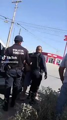 Policia regaña a mujer victima de violencia de pareja