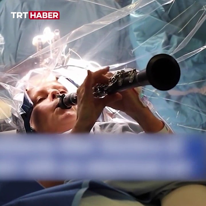 6DJkBGWM8-X7Beyin ameliyatı sırasında klarnet çaldı! O anlar gündem oldu yk8W