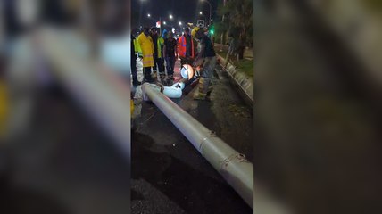 Bomberos trabajan para retirar estructura de semáforo que se cayó en la avenida 30 de Mayo