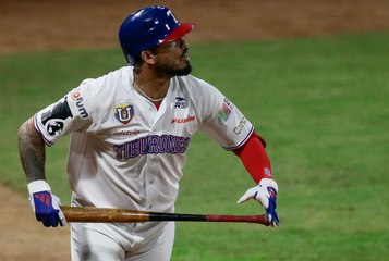 Gabriel Arias se llevó la barda en el Caracas - La Guaira