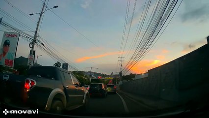 Conductor de carro embistió a motociclista en el anillo periférico