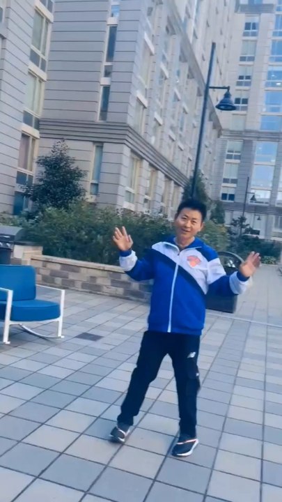 Nelson Wang was dancing gracefully in the courtyard of The Octagon on Roosevelt Island, astonishing the foreign residents. The video was shot on October 21, 2025.