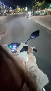 Ngồi sau lưng người ấy, tôi hiểu thế nào là “góc view chết người” 😍🖤 Phố đêm lướt qua như ký ức 🌃 🏍 Không cần nói gì, chỉ cần đi cùng nhau là đủ. Bạn đã từng yêu như thế chưa? 🤗