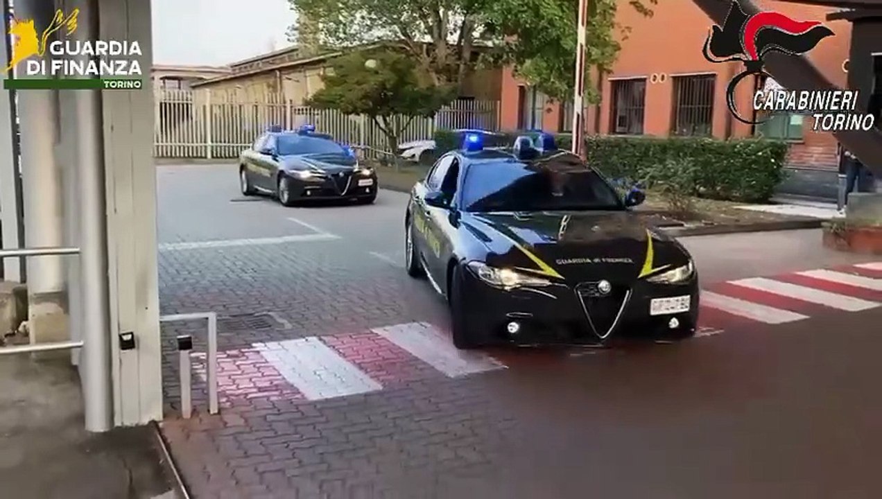 Oltre 250 tonnellate di sigarette di contrabbando nei laboratori clandestini: sequestri e 8 arresti a Torino