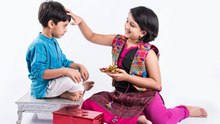 Bhai Dooj Puja Vidhi 2025: भाई दूज पर तिलक कैसे करें,किस दिशा में बैठें,किस उंगली से टीका करें ?