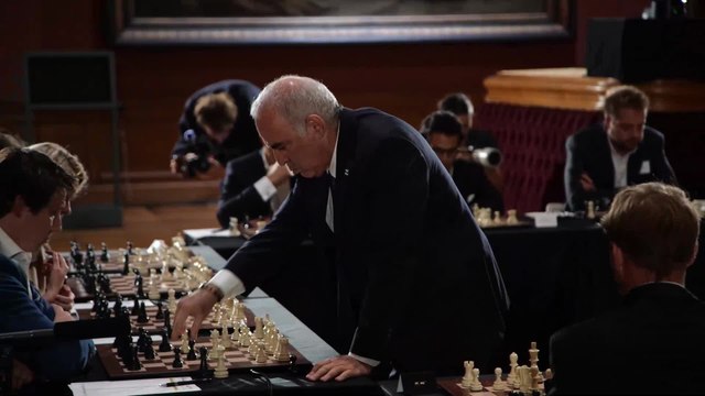 Le légendaire joueur d'échecs Garry Kasparov affronte simultanément plusieurs jeunes talents belges