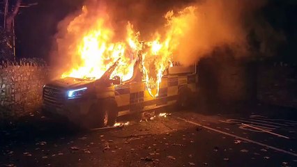 "Selvajaria". Seis detidos após protesto em hotel de migrantes em Dublin