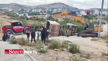 Kum yüklü kamyon minibüsün üzerine devrildi