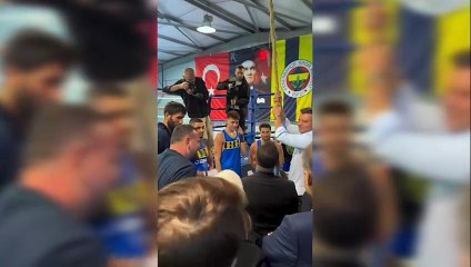 Fenerbahçe Başkanı Sadettin Saran hünerlerini sergiledi: Halata tırmandı