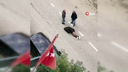 Yolun ortasında yatan kadın, sinir krizi geçirdi