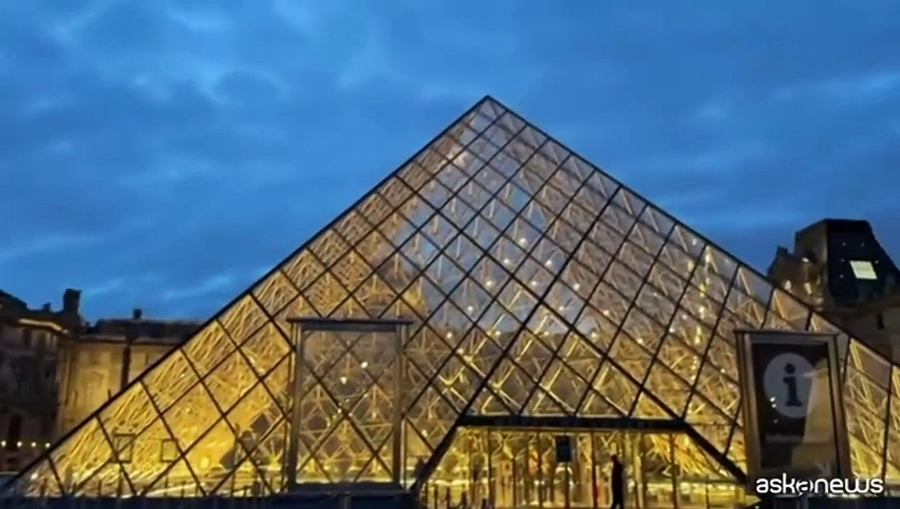 Furto di gioielli al Louvre: il museo riaprire le sue porte