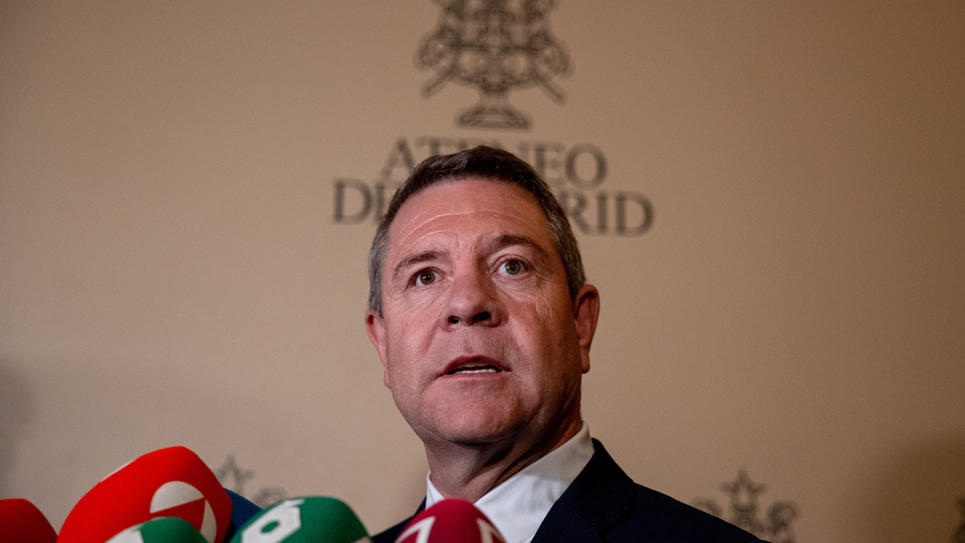 El presidente de Castilla-La Mancha, Emiliano Garc�a-Page, se ha pronunciado este mi�rcoles sobre la pol�mica en torno a la supuesta financiaci�n ilegal del PSOE, se�alando que no quiere imaginar qu� podr�an revelar Koldo y �balos sobre el presidente del Gobierno si se vieran presionados. A pesar de ello, ha subrayado la importancia de respetar la presunci�n de inocencia.

Garc�a-Page afirm� no tener informaci�n directa, pero destac� que tanto Koldo como �balos formaron parte del n�cleo duro y son personas de confianza personal y directa del presidente del Gobierno, as� como de los equipos de Moncloa y Ferraz. "Deben tener mucha informaci�n", asegur�, aunque a�adi� que desconoce qu� har�n con esos datos y si pueden resultar perjudiciales.

Estas declaraciones llegan en medio de la investigaci�n abierta en el Tribunal Supremo sobre una posible financiaci�n ilegal del partido, un asunto que sigue generando incertidumbre y debate pol�tico. Emiliano Garc�a-Page mantiene una postura prudente, insistiendo en que hasta que no haya pruebas concluyentes, se debe preservar la presunci�n de inocencia y el debido proceso.