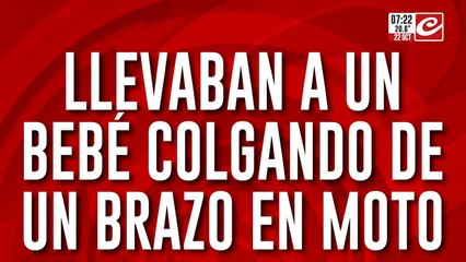 Pareja fue filmada mientras se trasladaba en moto con un bebé colgando