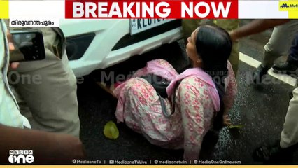 'അഞ്ച് മണിക്കൂറായി പ്രവർത്തിക്കുന്ന മൈക്ക് ഇപ്പോഴാണോ പിടിച്ചെടുക്കുന്നത്,എന്നെയും അറസ്റ്റ് ചെയ്തോളൂ'