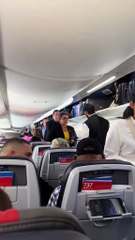 Hondureño graba a presidenta Xiomara Castro en un vuelo comercial