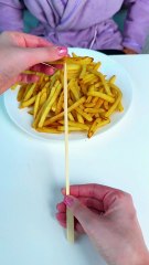 😂 When You’re Too Lazy For Plates… Pizza Stick Time! 🍕 Tag your foodie friend!