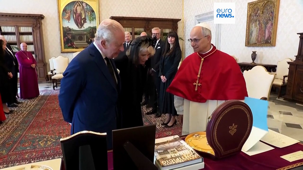 Re Carlo incontra Papa Leone XIV in Vaticano: pregano insieme per la prima volta in 500 anni