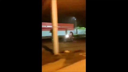 Il prend un ralentisseur à moto avec un passager... sensations garanties