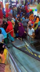 Quand tu prends un escalator pour la 1ere fois