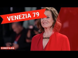 Sigourney Weaver sul red carpet di Venezia 79