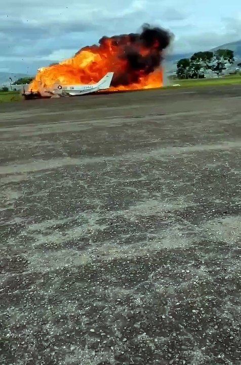VIDEO: Así se estrelló una avioneta durante el despegue y mueren los dos pilotos