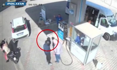 Raffica di rapine a distributori con la maschera di "Scream": due uomini arrestati nel Napoletano (22.10.25)