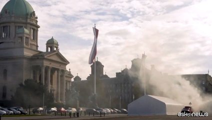 Serbia, sparatoria e rogo davanti al parlamento: un ferito grave