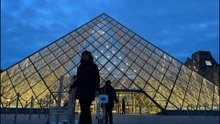 Les touristes se réjouissent de la réouverture du musée du Louvre