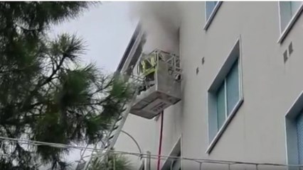 Il video dell'incendio in viale Ceccarini a Riccione: morta una donna di 67 anni