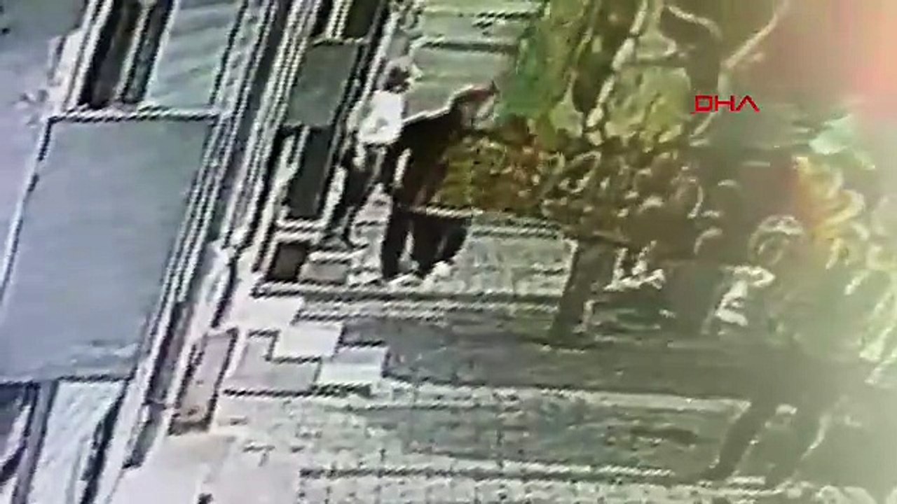 Sultangazi’de esnafın malzeme tartışması kavgaya dönüştü; silahla basıp darbettiler