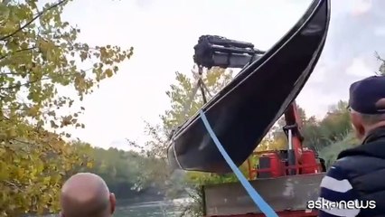 Venezia a Roma, due Gondole in navigazione sul Tevere