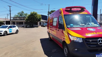 Carro e motocicleta se envolvem em colisão no Bairro Cataratas