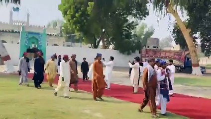 🚨 Red Carpet for Killers! In Shikarpur, several notorious dacoits with bounties ranging from 20 to 70 lakhs have surrendered & given a red carpet welcome.
