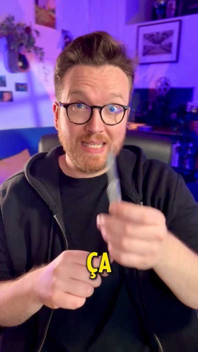 Bon je l'ai pas dit mais y'a un petit trou dans la lame du scalpel, hein, c'est de là que sort le faux sang