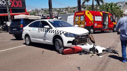 Forte colisão entre carro e moto é registrada na Avenida Brasil