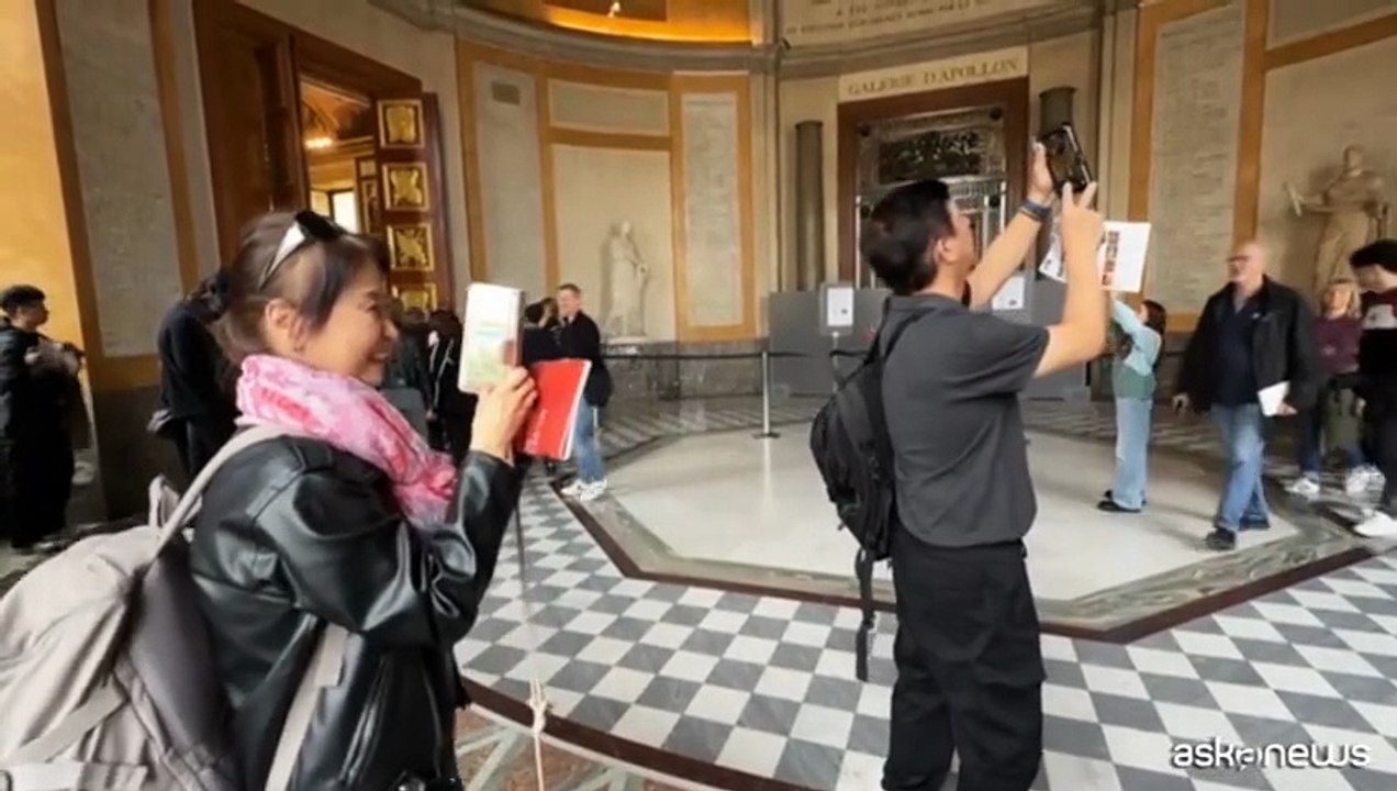 Riapre il Louvre, tanti curiosi davanti alla sala del furto