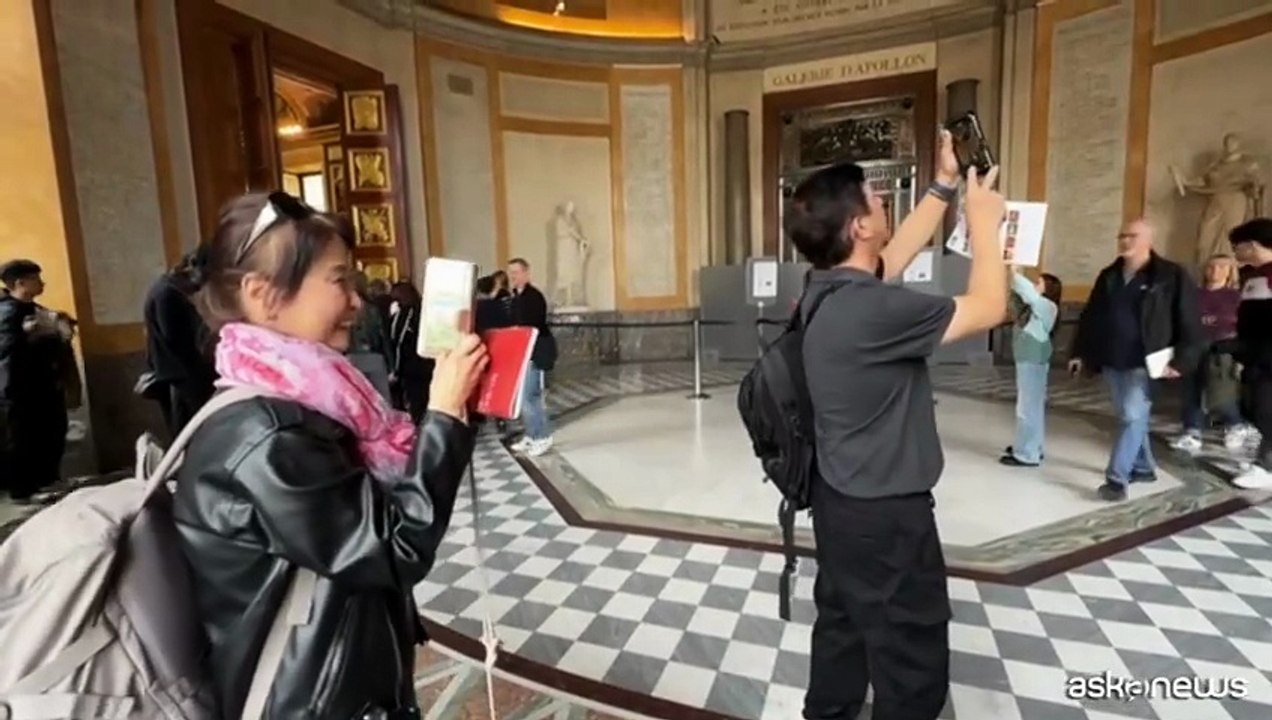 Riapre il Louvre, tanti curiosi davanti alla sala del furto